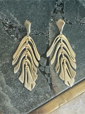 Kendra Scott Luca Statement Earrings Matte Gold Leaf Feather Drop Articulated